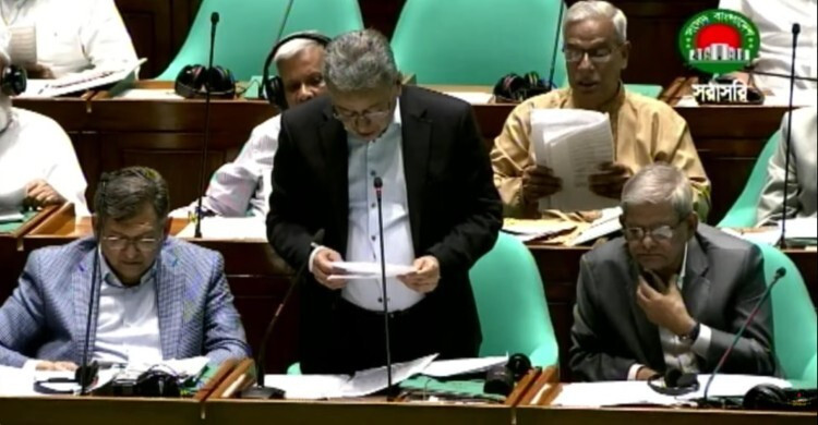 বাজেটে মোট ঘাটতি দুই লাখ কোটি টাকা, কমছে সরকারি ব্যয়: সংসদে অর্থমন্ত্রী